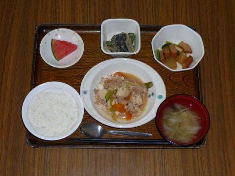 【今日のお昼ご飯献立です】　肉豆腐、胡麻和え、煮物、味噌汁、果物です。