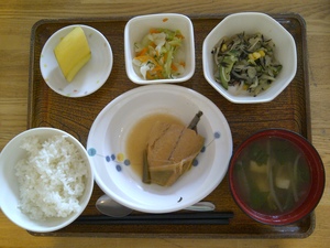 きょうのお昼ご飯は、鮭の味噌煮、ひじき中華サラダ、浅漬け、味噌汁、果物、です。