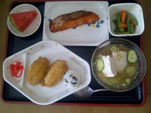 きょうのお昼ご飯は、いなり寿司、焼き魚(鮭)、いんげんの胡麻和え、豆腐の冷やし汁、果物、です。