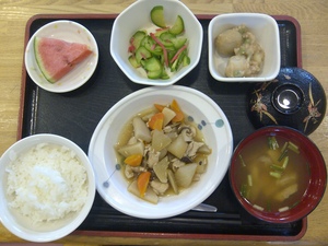 きょうのお昼ご飯は、筑前煮、里芋のそぼろ煮、生姜きゅうり、味噌汁、果物、です。