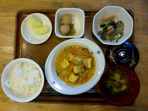 きょうのお昼ご飯は、凍り豆腐のそぼろ煮、胡麻和え、芋煮、味噌汁、果物、です。