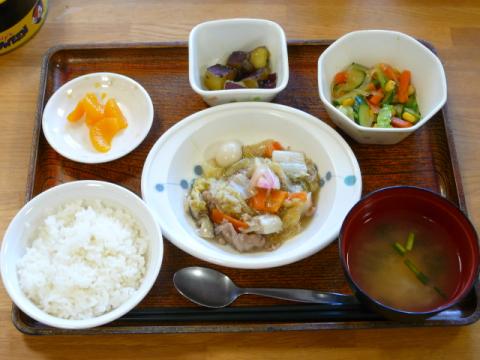 今日のお昼は、八宝菜、中華サラダ、さつま芋の甘辛煮、味噌汁、果物です。