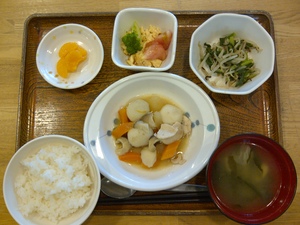 今日のお昼ご飯は、鶏肉と里芋の味噌煮、トマトと卵のサラダ、お浸し、味噌汁、果物です。