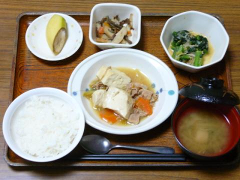今日のお昼は、肉豆腐、胡麻和え、煮物、味噌汁、果物です。