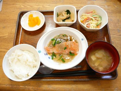今日のお昼ご飯は、【今日の献立】蒸し鮭のきのこソース、サラダ、煮物、味噌汁、果物です。