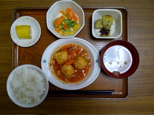 きょうのお昼ご飯は、肉団子のケチャップ煮、りぼんサラダ、煮物、味噌汁、果物です。