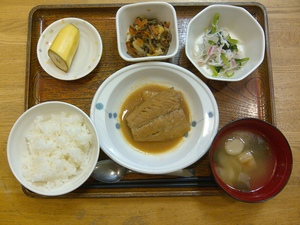 雨になってしまった今日のお昼ご飯は、煮魚(鯖)、おろし和え、煮物、味噌汁、果物です。