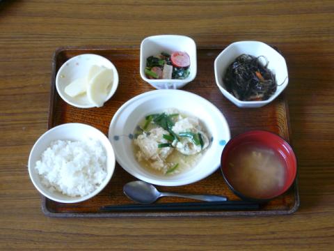 今日のお昼は、挽肉と白菜の蒸し煮、青菜とさつま揚げの味噌マヨ和え、煮物、味噌汁、果物です。