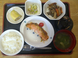今日のおやつは、鮭とネギ味噌焼き、炊き合わせ、白菜と菊の甘酢和え、味噌汁、果物です。