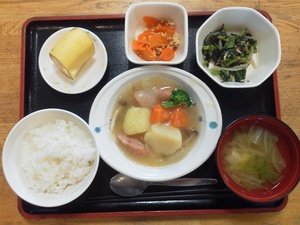 きょうのお昼ごはんは、野菜のスープ煮、ひじきと青菜の和え物、人参のそぼろ煮、味噌汁、果物です。