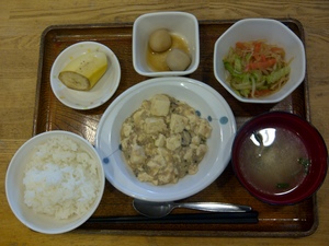 きょうのお昼ご飯は、麻婆豆腐、中華サラダ、里芋煮、味噌汁、果物です。