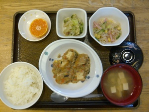 きょうのお昼ご飯は、家常豆腐、春雨サラダ、煮浸し、味噌汁、果物です。