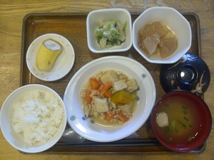 きょうのお昼ご飯は、凍り豆腐のそぼろ煮、胡麻和え、煮物、味噌汁、果物です。