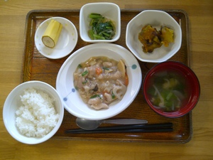 きょうのお昼ご飯は、鶏肉の治部煮風、煮物、小松菜と春雨のからし和え、味噌汁、果物です。