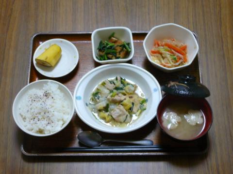 今日のお昼は、カジキと白菜の塩とろみ煮、中華和え、含め煮、味噌汁、果物です。