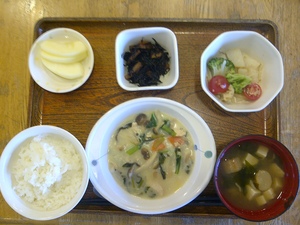 きょうのお昼ご飯は、松風焼き、炊き合わせ、かぶのナムル、味噌汁、果物です。