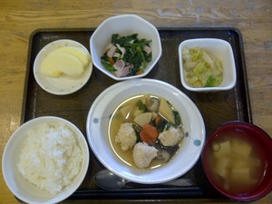 きょうのお昼ご飯は、鶏つくね煮、じかゆで炒め、白菜のゆず浸し、味噌汁、果物です。