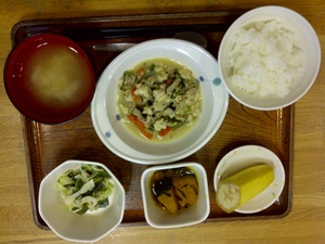 今日のお昼ご飯は、炒り豆腐、和え物、長芋のねぎ味噌焼き、和え物、味噌汁、果物です。