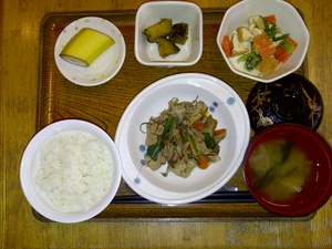 今日のお昼ご飯は、炒り煮、和え物、大学芋、味噌汁、果物です。