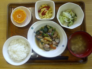 今日のお昼ご飯は、鶏肉と野菜のうま煮、コーン入り卵、酢の物、味噌汁、果物です。