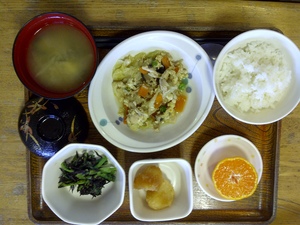 きょうのお昼ご飯は、親子煮、和え物、じゃが煮、味噌汁、果物です。