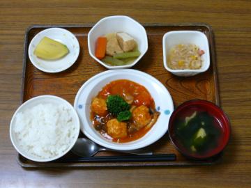 今日のお昼は、肉団子のケチャップ煮、中華和え、含め煮、味噌汁、果物です。