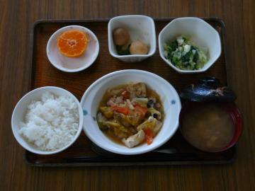 今日のお昼は、すき焼き風煮、みそマヨ和え、芋煮、味噌汁、果物です。