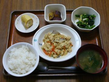 今日のお昼ごはんは、炒り豆腐、青菜和え、大学芋煮、味噌汁、果物です。
