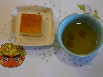 今日のおやつは、【チーズケーキと福茶】です。