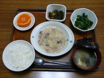 今日のお昼ごはんは、豚薄切り肉と白菜のクリーム煮、煮物、和え物、味噌汁、果物です。