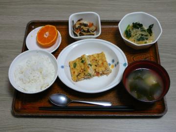 今日のお昼ごはんは、ぎせい豆腐、ぜんまいの炒め煮、和え物、味噌汁、果物です。