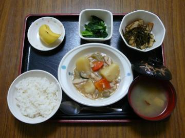今日のお昼は、吉野煮、切り昆布煮、青菜の辛し和え、味噌汁、果物です。