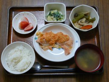 今日のお昼は、鮭のかぶら蒸し、炊き合わせ、みそマヨ和え、味噌汁、果物です。