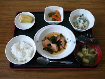 今日のお昼は、鮭のなると煮、白和え、ふきの炒め煮、味噌汁、果物です。