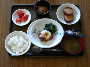 今日のお昼は、れんこん入り和風ハンバーグ、サラダ、さつま芋煮、味噌汁、果物です。