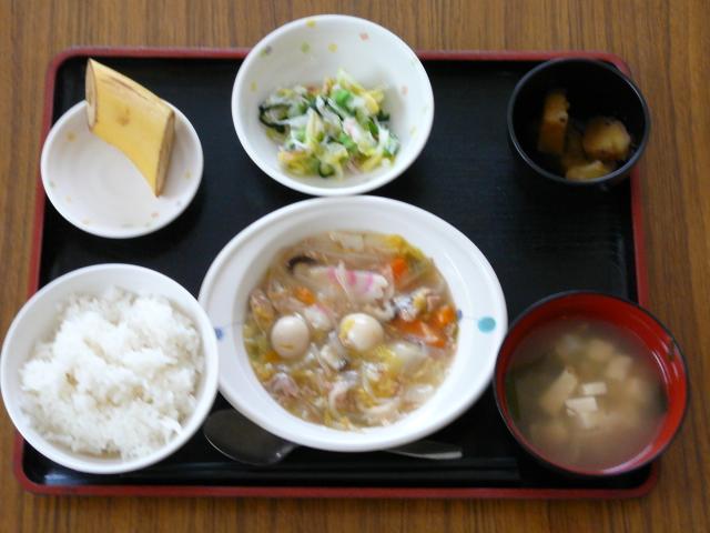 今日のお昼は、八宝菜、和え物、大学芋煮、味噌汁、果物です。