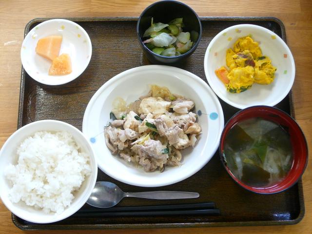 今日のお昼は、豆腐のすき煮、サラダ、キャベツときゅうりの甘酢和え、味噌汁、果物です。