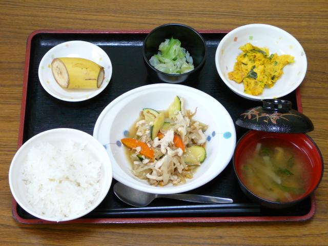 今日のお昼は、鶏肉の中華炒め、かぼちゃサラダ、浅漬け、味噌汁、果物です。