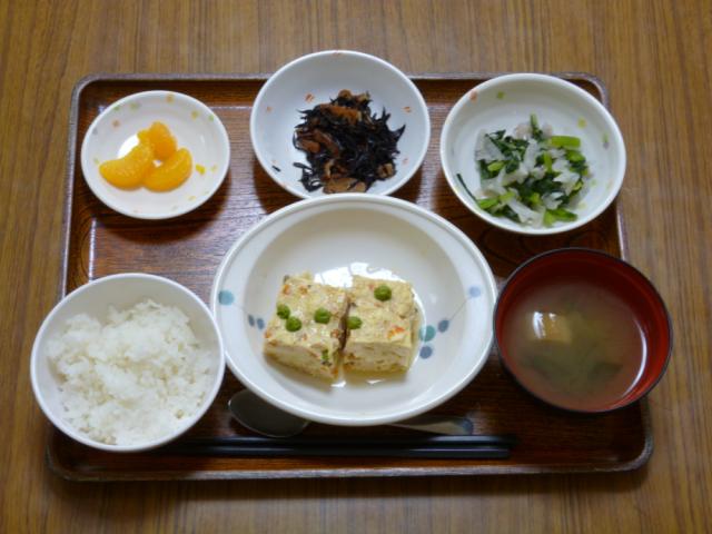 今日のお昼は、ぎせい豆腐、ひじき煮、お浸し、味噌汁、果物です。