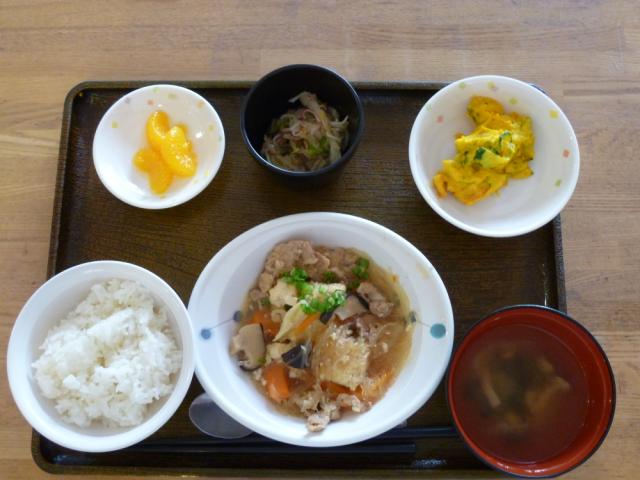 今日のお昼は、肉豆腐、かぼちゃサラダ、和え物、味噌汁、果物です。