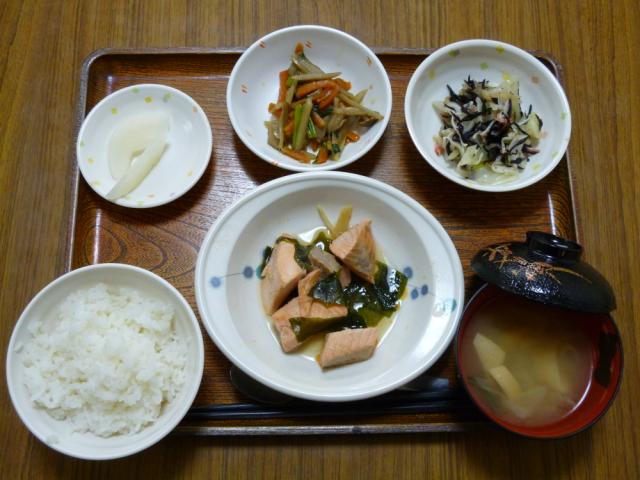 今日のお昼は、鮭のなると煮、きんぴら、酢の物、味噌汁、果物です。