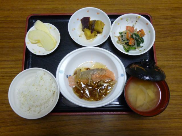 今日のお昼は、蒸し鮭のきのこソース、ごま和え、大学芋煮、味噌汁、果物です。