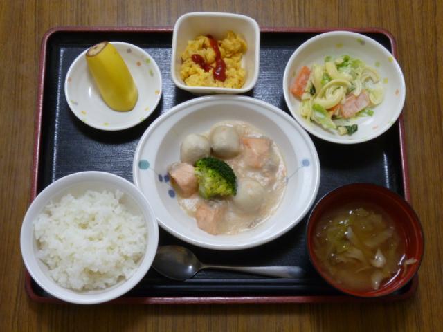 今日のお昼は、鮭と里芋のシチュー、サラダ、コーン炒り卵、味噌汁、果物です。