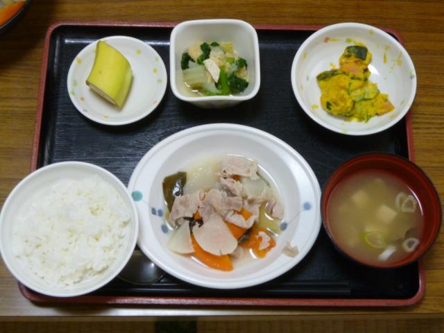 今日のお昼は、和風ポトフ、かぼちゃサラダ、煮浸し、味噌汁、果物です。