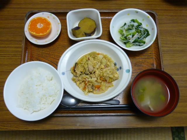 今日のお昼は、親子煮、おろし和え、さつま芋の甘辛煮、味噌汁、果物です。