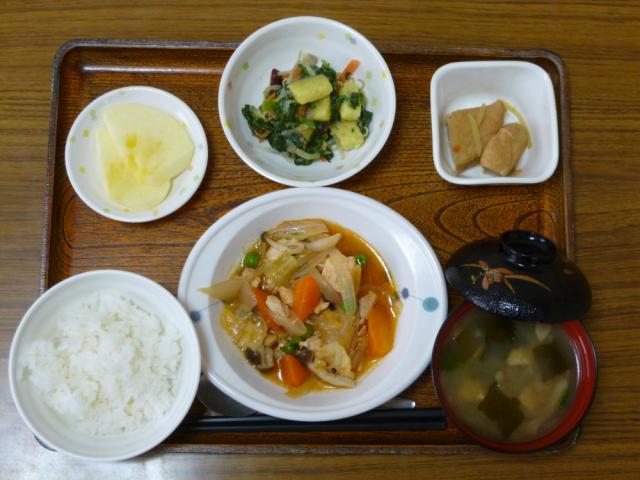 今日のお昼は、鶏肉のケチャップ煮、芋和え、煮物、味噌汁、果物です。