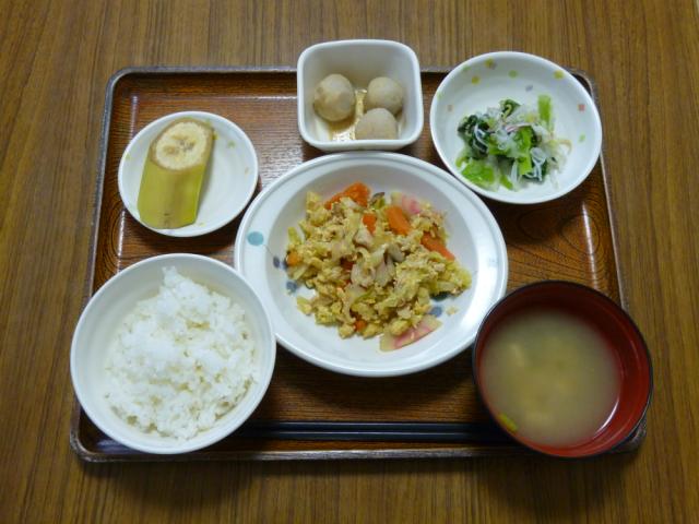 今日のお昼は、親子煮、おろし和え、里芋のごまみそ煮、味噌汁、果物です。