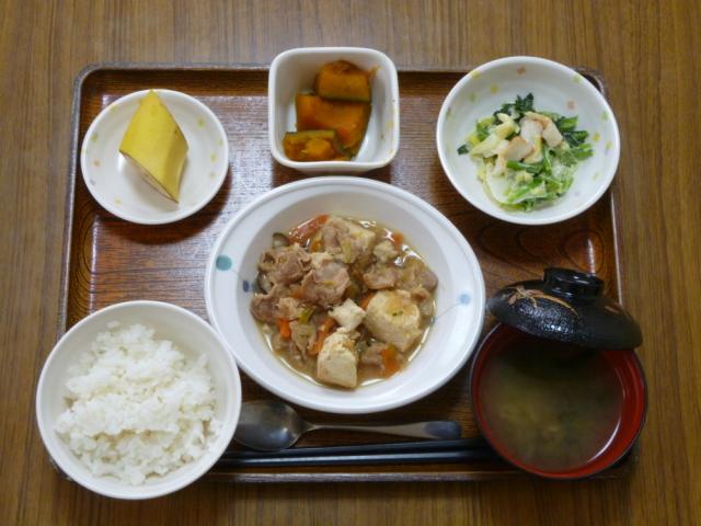 今日のお昼は、肉豆腐、みそマヨ和え、かぼちゃ煮、味噌汁、果物です。