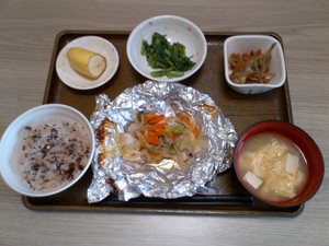 きょうのお昼ご飯は、お赤飯、鶏肉の香味焼き、きんぴら、ごま和え、味噌汁、果物でした。