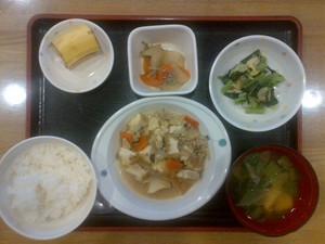 きょうのお昼ご飯は、厚揚げの味噌炒め、なめたけ和え、煮物、味噌汁、果物でした。
